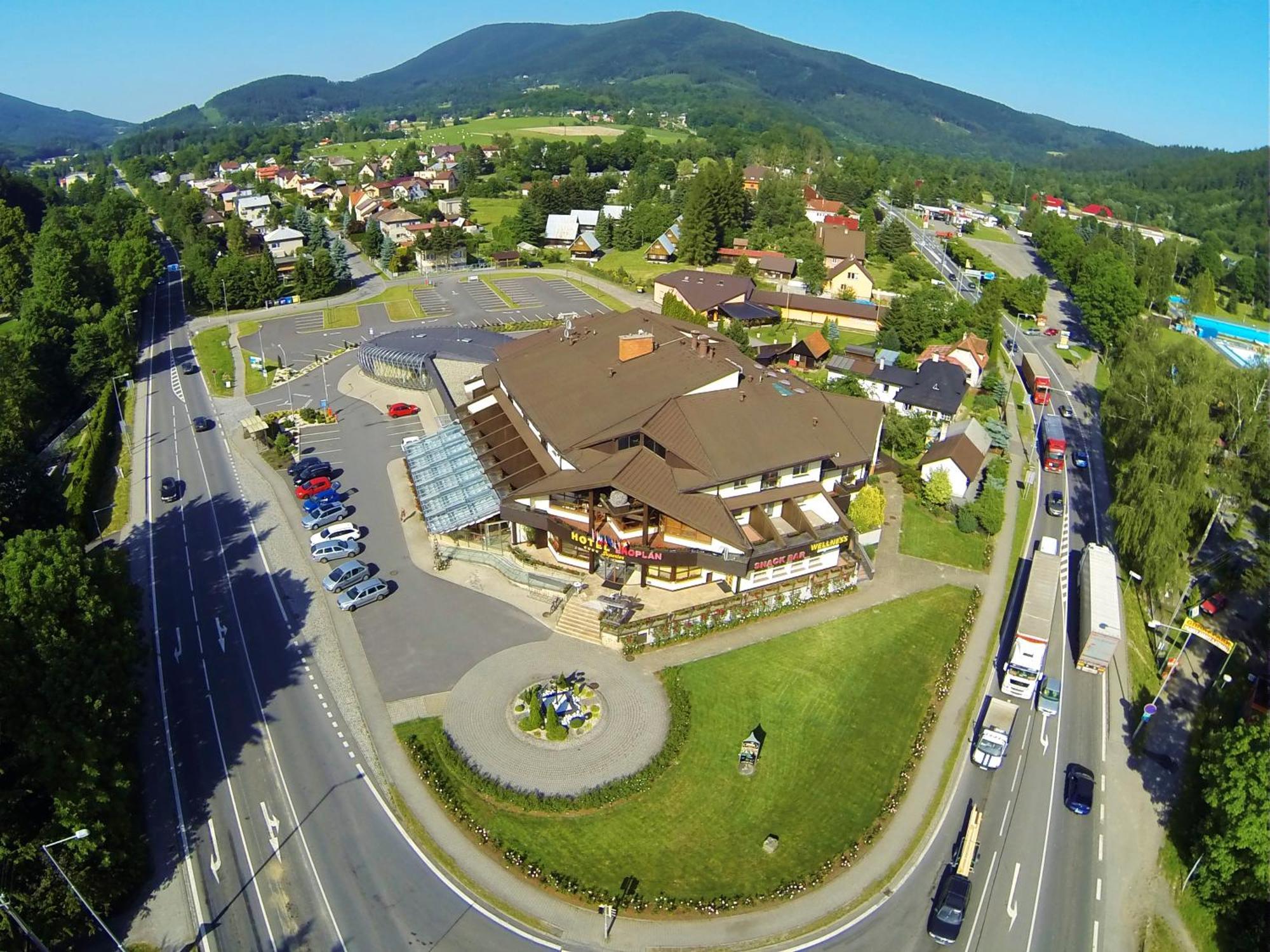 Wellness Hotel Eroplán Rožnov pod Radhoštěm Exterior foto